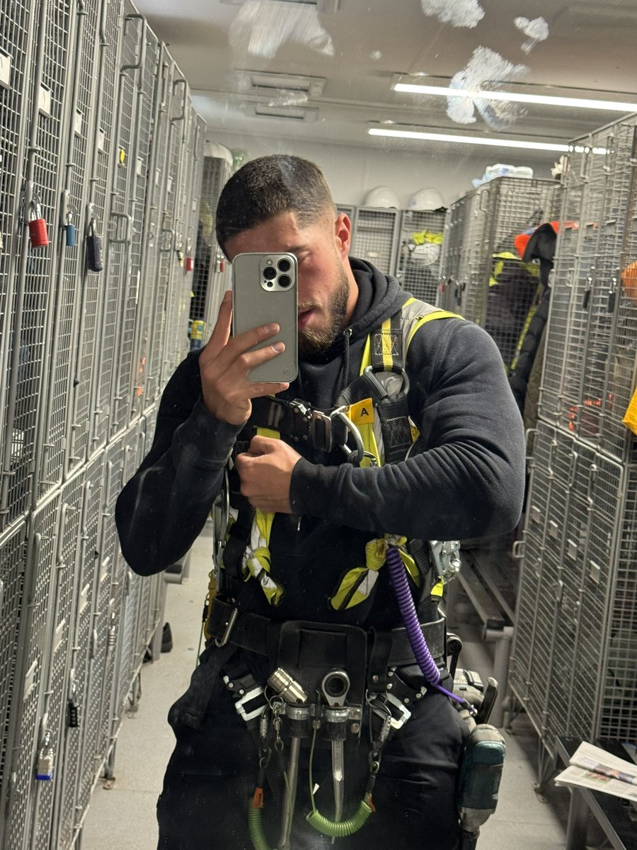 I know you lot love a naughty scaffolder👷🏼‍♂️😈RT if you want to talk all my tools off for me 👅💦💦