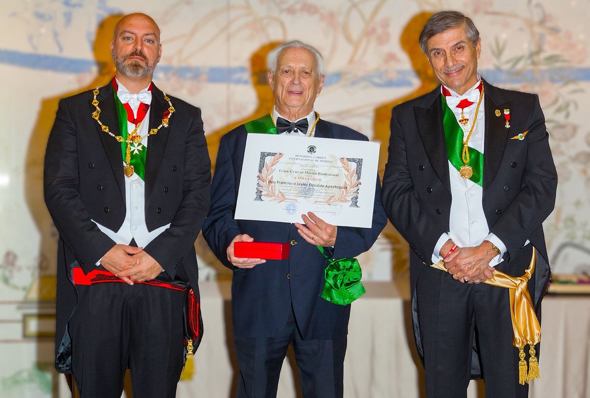 El Señor Don Francisco Javier Elizalde Apezteguía, ha sido condecorado con: 
«La gran cruz al mérito profesional en grado de embajador».

La sociedad no olvida sus gestos y aprecia su humildad a pesar de tan destacados logros que lo enaltecen.

📲 oimerito.org/post/don-franc…