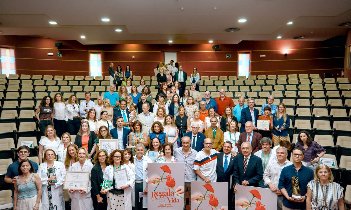 Hospital Virgen Macarena (@huvmacarena) on Twitter photo Ayer en el acto celebrado en el <a href="/HospitalUVRocio/">HospitalUVRocio</a> por el #DiaNacionaldelDonante fueron reconocidas por su labor 🏥
-Unidad de enfermería Oncohematología <a href="/OncoMacarena/">OncoMedMacarena</a>
-Equipo de Trasplantes de Córneas <a href="/OftalmoMacarena/">OftalmoMacarena</a>
-Equipo coordinador de trasplantes HUVM
¡Enhorabuena!👏 Ayer en el acto celebrado en el <a href="/HospitalUVRocio/">HospitalUVRocio</a> por el #DiaNacionaldelDonante fueron reconocidas por su labor 🏥
-Unidad de enfermería Oncohematología <a href="/OncoMacarena/">OncoMedMacarena</a>
-Equipo de Trasplantes de Córneas <a href="/OftalmoMacarena/">OftalmoMacarena</a>
-Equipo coordinador de trasplantes HUVM
¡Enhorabuena!👏