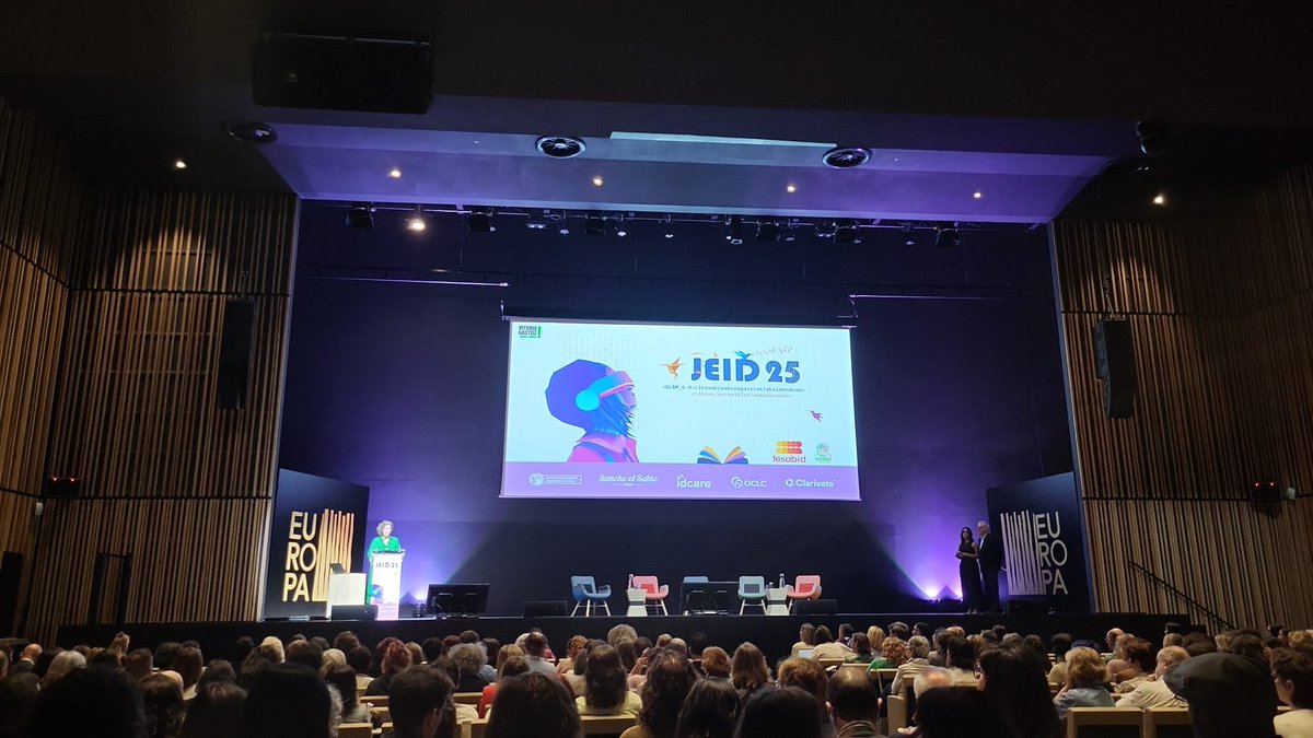 Ya están preparados Xavier Agenjo Bullón y Patricia Juez para la ponencia "De Mayans a Menéndez Pelayo, nuevos planteamientos de la biblioteca virtual de Polígrafos de la Fundación Ignacio Larramendi" en #JEID25