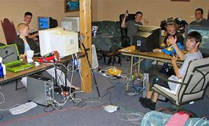 snashblog's tweet photo. @Generations7080 Les lan parties dans les apparts des copains. Avec tour, écran cathodique, cable coax ... https://t.co/Voi1KRKPRQ