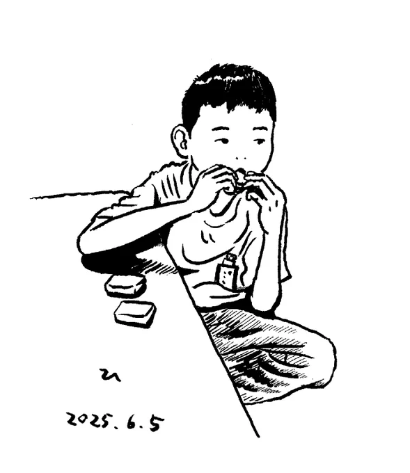 学童から帰宅して、夕飯前に四角いベビーチーズを3個食べる息子 