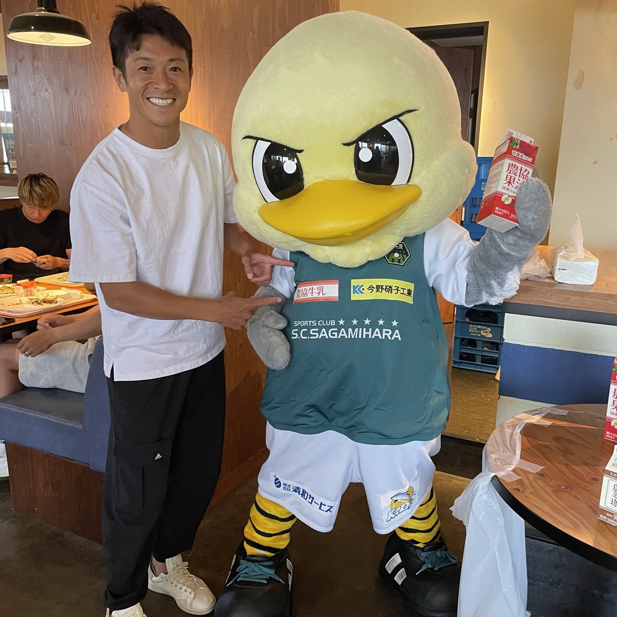 meito_kyodomilk's tweet photo. #協同乳業 がスポンサーを行っている #SC相模原 のチームラウンジにて
当社の #農協シリーズ 商品のサンプリングをさせていただきました⚽

意外なことに #農協ミルク珈琲☕が大人気‼
選手の皆さんに喜んで手に取っていただくことができました✨ https://t.co/Gi6LA36H6J