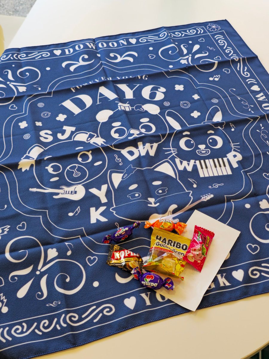 <a href="/hahapp__y/">DAYFORME_</a> 샘의 반다나 이벤트 당첨되서
앉으나 서나 오매불망 반다나 기다렸는데
행거칩 보다가 샘 반다나 보니까 바다뷰예요
속이 시원해요 큼지막하고 부드러움까지
카페에 어디에 둘 지 고민 돼요 😭
케둥이도 자기 얼굴 그려진 반다나가 좋다 하네요!
그리고 손편지 너무 힘 돼요ㅠㅠ 감사합니다