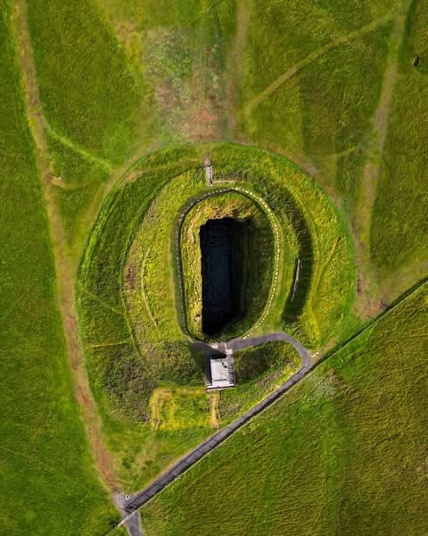 La leggenda narra che San Patrizio colpì l'Irlanda con il suo bastone da pastore e Dún Briste si staccò dalla terraferma. I geologi dicono che probabilmente è dovuto a una mareggiata, ma noi sappiamo a quale versione credere!
📸instagram.com/colinmannion
📍 Downpatrick Head, Mayo