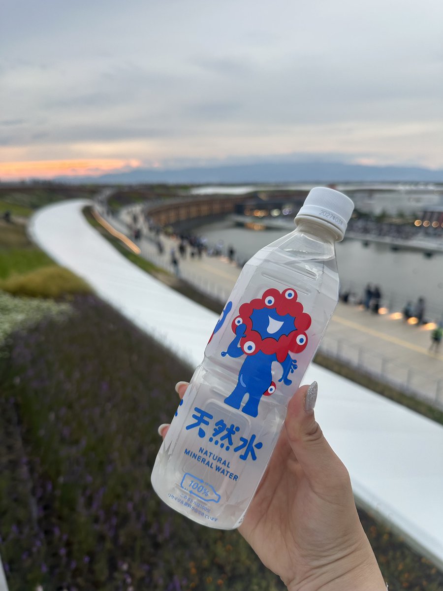 ミャクミャクのペットボトル。 万博会場のグッズショップ買ってしまっ