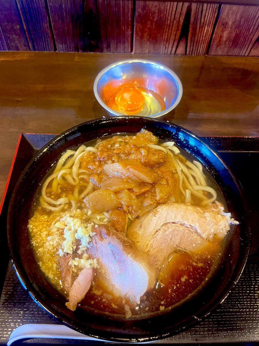 麺屋櫻弐
ラーメン200㌘ 
生卵
野菜抜き　ニンニク　アブラ

久しぶりにデフォのラーメン

やっぱりめちゃくちゃうまいなぁ〜💕

スープ、麺、豚、全てが極上の味わい🤤

すき焼き風に食べても超最高〜✨

肉体労働後に体に染み渡りました🥰

超絶品ラーメンご馳走様でした🙇‍♂️