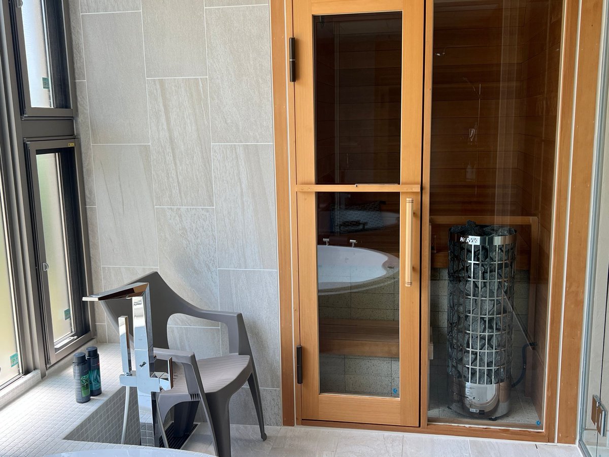 tryskw's tweet image. 僕は定期的に「強制瞑想」としてサウナに入ります。

24時間365日仕事のことを考えているので、強制的に「何も考えない時間」を作ることで心身を休めているんです。…