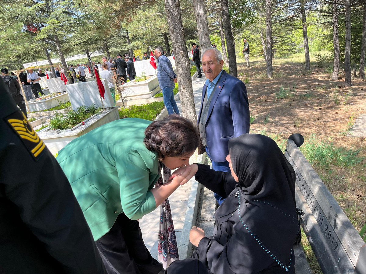 #Arefe günü, Şehit Hava Pilot Astsubay Çavuş Ahmet Tozluklu Şehitliği’mizde kıymetli şehit ailelerimizi ziyaret ederek aziz şehitlerimizi kabirleri başında dualarla andık.
Vatan ve millet uğruna canını fedâ eden tüm şehitlerimizi rahmet, minnet ve dualarla yad ediyoruz.
Ruhları