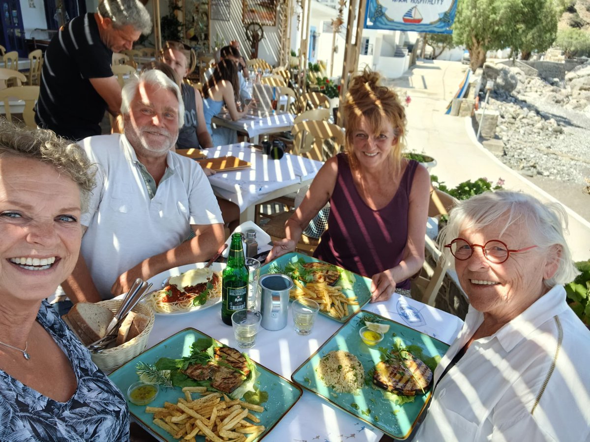 Dag 6 van 14 op #Karpathos
Dat iemand per ongeluk jouw koffer van de band haalt en meeneemt naar haar hotel, kan héél gezellige gevolgen hebben! 🍷😄🇬🇷🐟

#XopetroBeachBar
#AgNikolaos
#Greece
