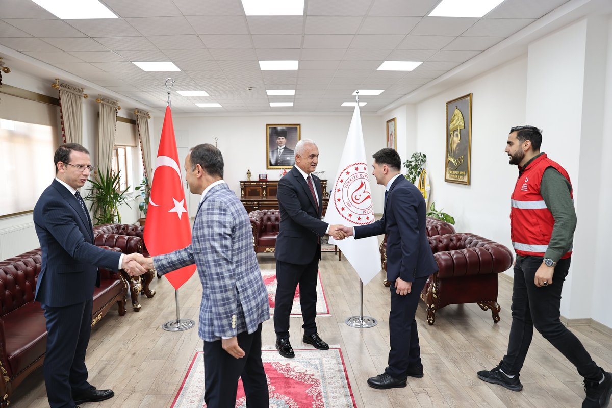 T.C. Muş Valiliği (@tcmusvaliligi) on Twitter photo Valimiz Sayın <a href="/Valiavnicakir/">Avni Çakır</a>, Kurban Bayramı tatili öncesinde Valilik personeliyle bir araya gelerek bayramlaştı.
Makamda gerçekleşen bayramlaşmada, Sayın Valimiz tüm personelin bayramını tek tek kutlayıp; aileleriyle birlikte sağlık, huzur ve mutluluk içinde bir bayram Valimiz Sayın <a href="/Valiavnicakir/">Avni Çakır</a>, Kurban Bayramı tatili öncesinde Valilik personeliyle bir araya gelerek bayramlaştı.
Makamda gerçekleşen bayramlaşmada, Sayın Valimiz tüm personelin bayramını tek tek kutlayıp; aileleriyle birlikte sağlık, huzur ve mutluluk içinde bir bayram