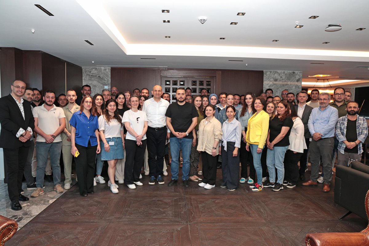 Bu yıl Kurban Bayramı bayramlaşma programımıza, hac vazifemi yerine getirmenin huzuruyla kutsal topraklardan çevrim içi olarak katıldım. Türkiye’nin dört bir yanındaki fabrikalarımızdan, tesislerimizden ve ofislerimizden bağlanan Efor Holding ailesiyle aynı ekranda buluşmak,