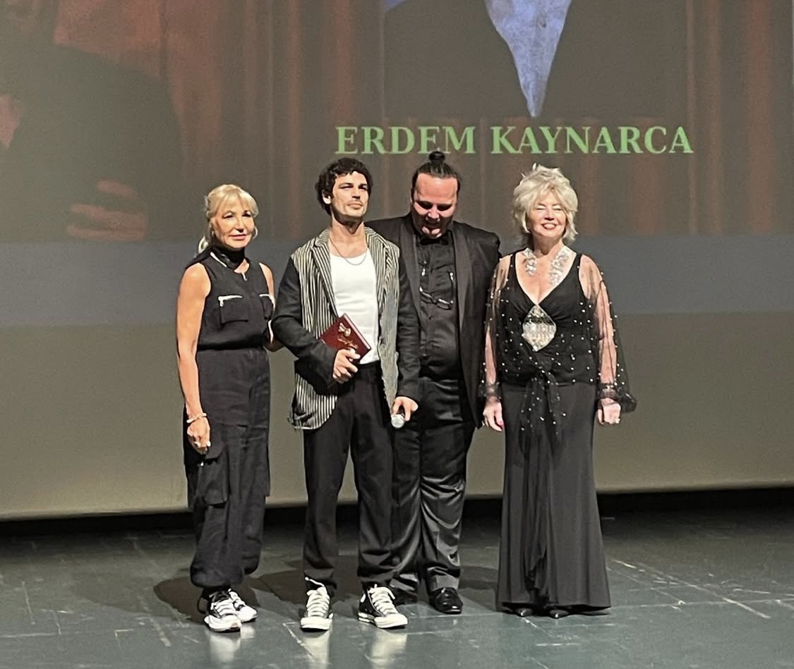 #ErdemKaynarca  9. Üstün Akmen Tiyatro Ödülleri'nde ‘En İyi Erkek Oyuncu’ ödülünü kazandı. 🏆