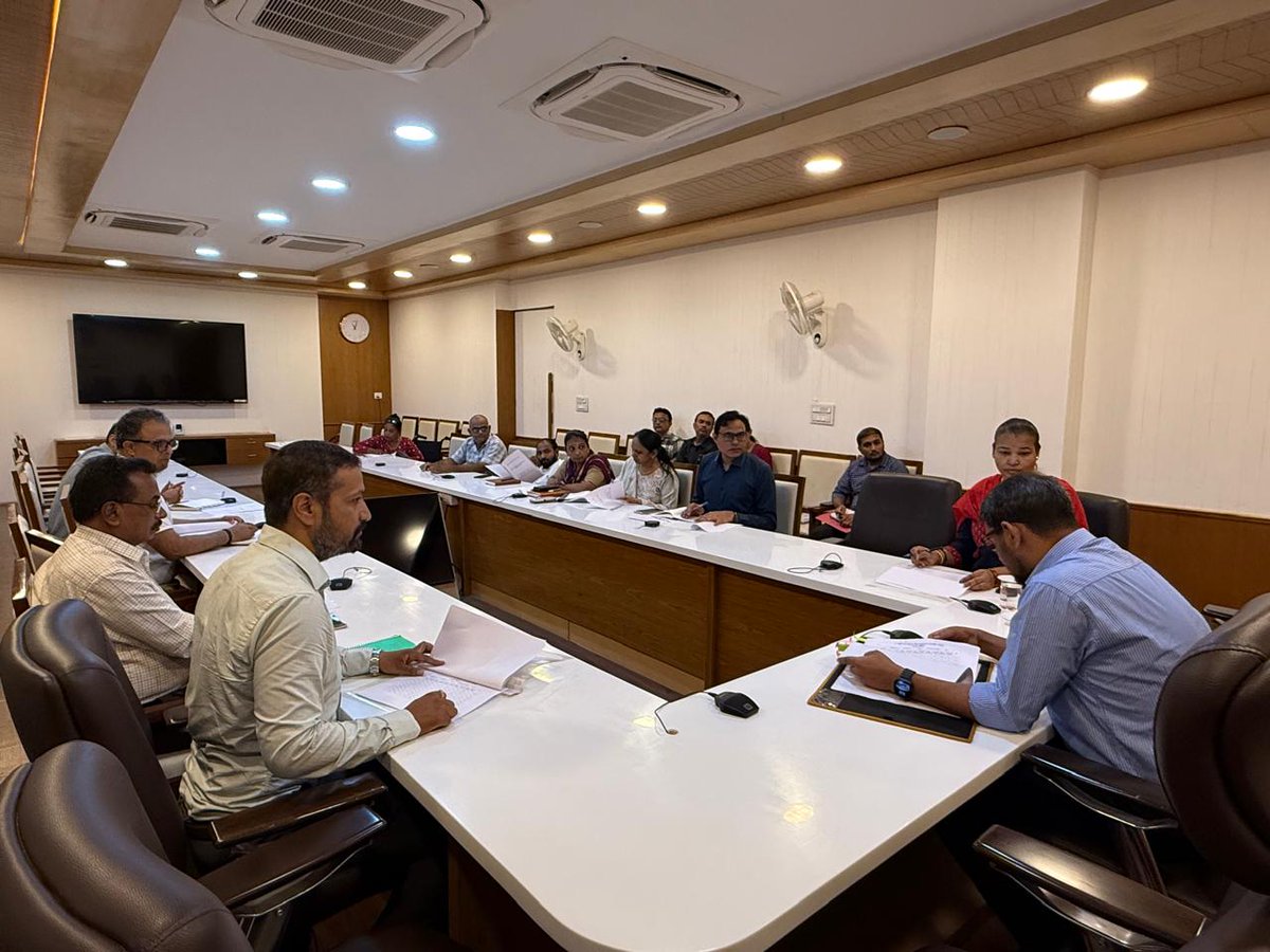આજરોજ ડિસ્ટ્રીકટ મોનીટરીંગ કમિટી ઓન એક્સેસીબલ ઇલેકશન (DMCAE) ની બેઠક યોજવામાં આવી. બેઠકમાં આગામી ચુંટણીમાં દિવ્યાંગજનો અને વૃદ્ધજનો માટે ચુંટણી પ્રક્રિયામાં સહભાગીતા વધે તેમજ સરળતાથી અને સુગમતાથી મતદાન કરી શકે તે માટે સૂચનો મેળવવા અને સુવિધાઓનું મોનીટરીંગ કરવા માટે કમિટીમાં ચર્ચા
