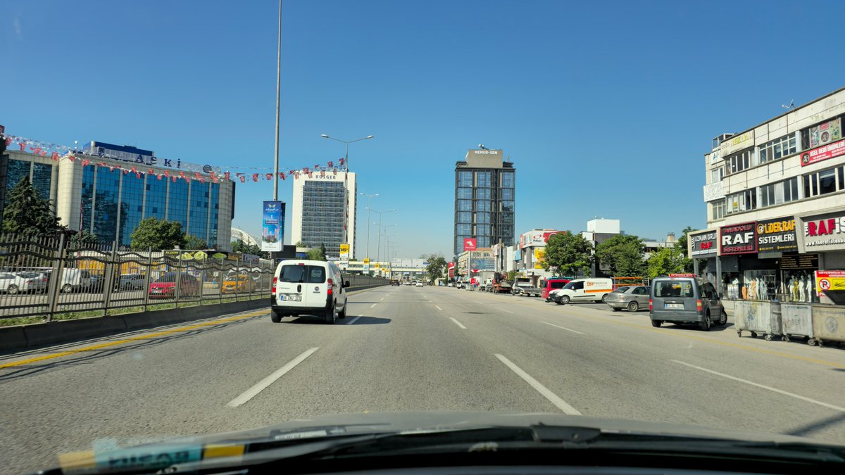 4 şeritli yolda 50 km hızla gitmeye çalışıyoruz. Sanırım, otomobil yerine ata binersek bunu başarabiliriz :)