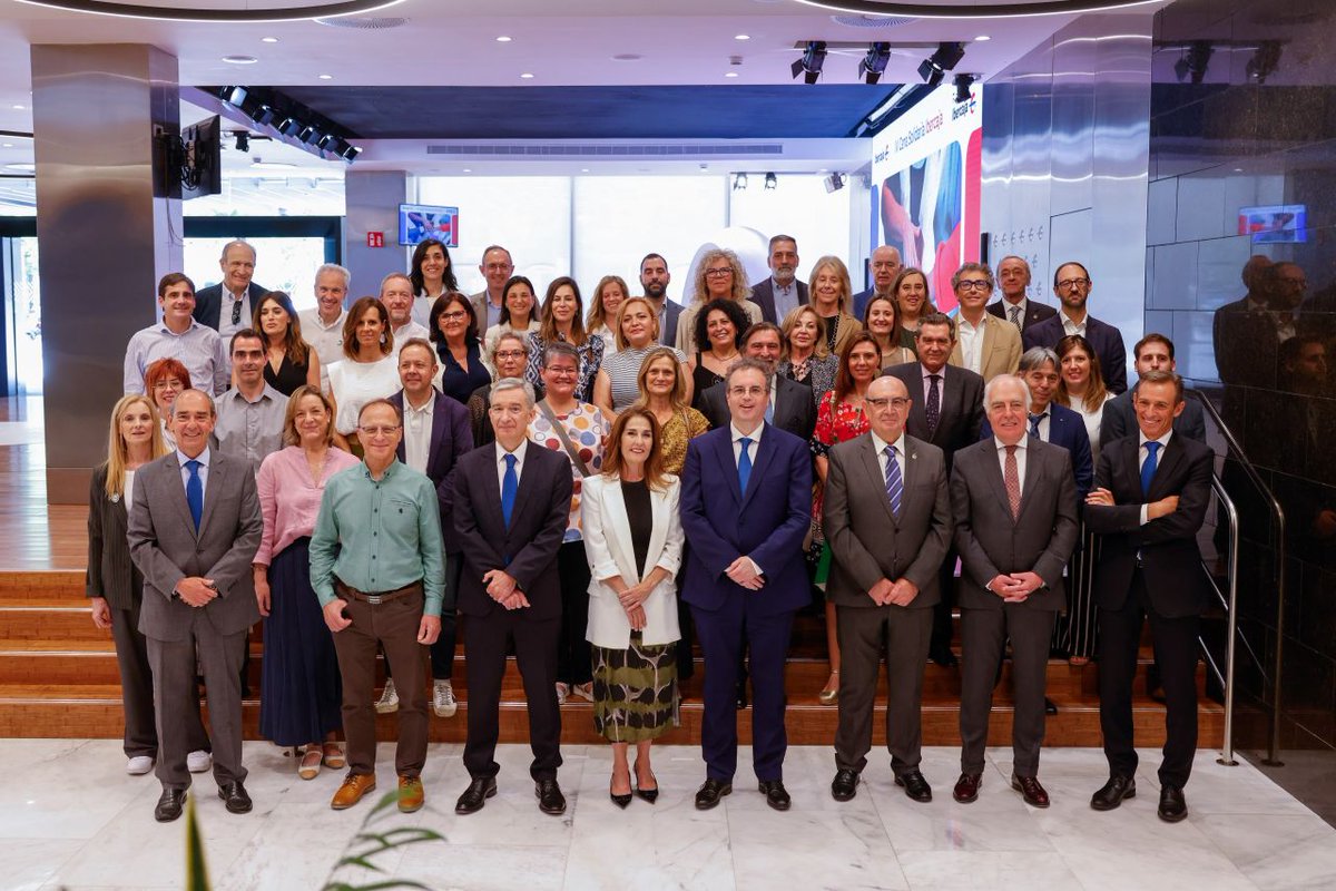 Anoche vivimos una cena muy especial gracias a <a href="/ibercaja/">Ibercaja</a> y @f_iberCaja.

Desde Fundación Pequeño Deseo queremos dar las GRACIAS por su apoyo y por ayudarnos a seguir cumpliendo deseos a niños y adolescentes con enfermedades graves.

La solidaridad mueve montañas.