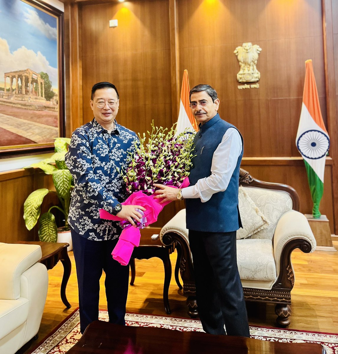 SGinIndia's tweet photo. This morning I had the pleasure to call on Hon’ble Governor @rajbhavan_tn with Team 🇸🇬 in Chennai. SG and TN share close people-to-people ties and we discussed opportunities for further collaboration in the education and green energy sectors🤝 - HC Wong

#BullishonTN #JobsInTN https://t.co/3bV7BfV9sE