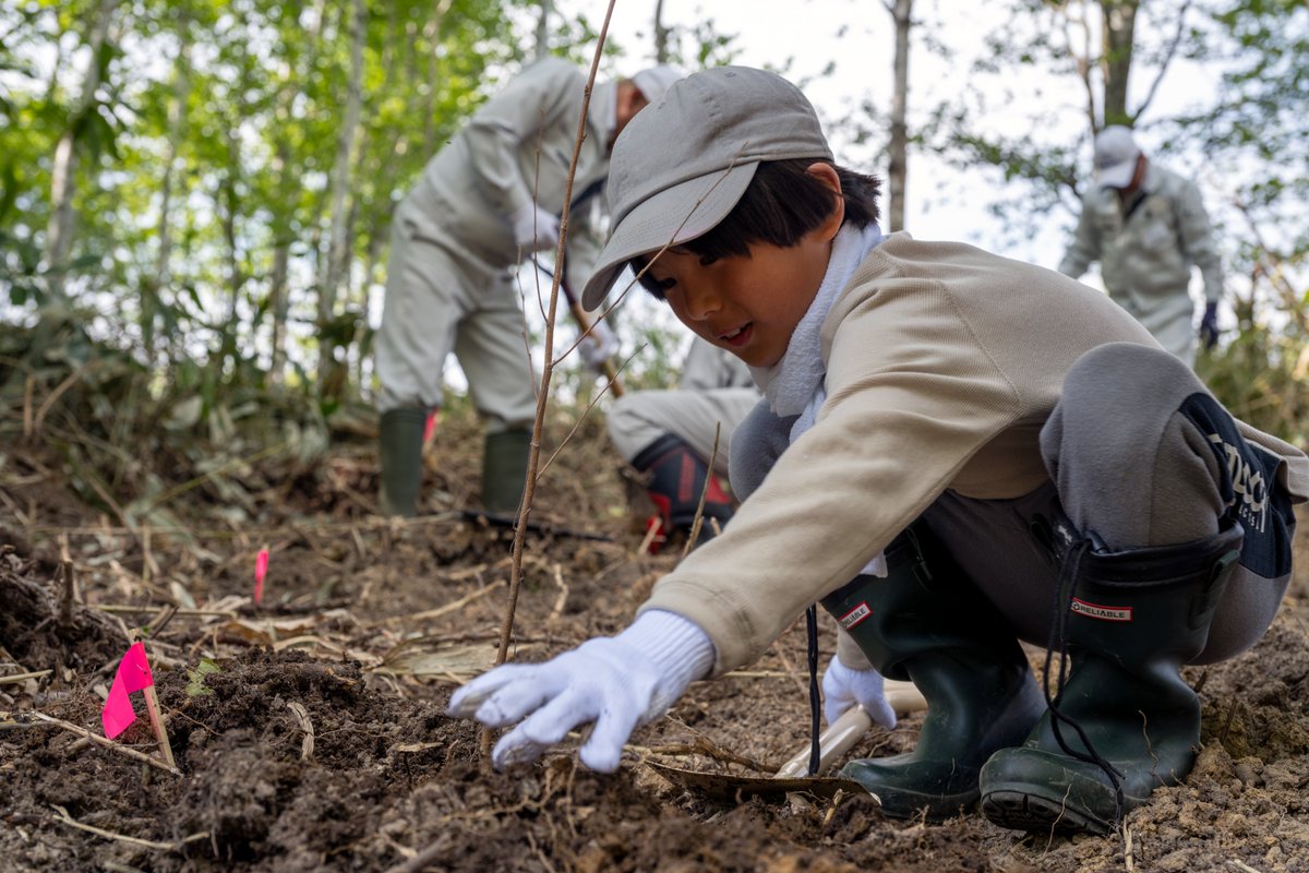 【DECORTÉ 白樺の森 植樹イベント】

6月5日の世界環境デーに合わせて、
北海道美深町にある「DECORTÉ 白樺の森」にて、
美深町立仁宇布小中学校の生徒の皆様と共に、
白樺の苗木を100本植樹しました。

イベント詳細はこちら
bit.ly/3HtsH6X

#DECORTE #世界環境デー