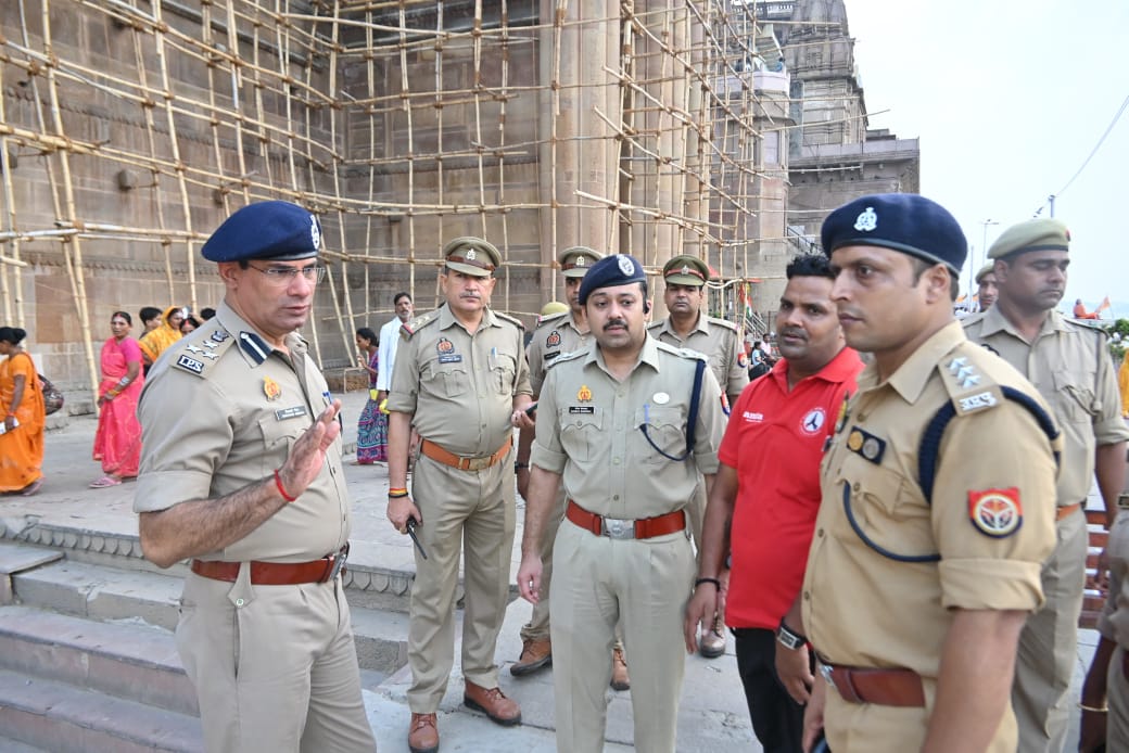 <a href="/AddlLaw/">Addl. C.P. Law & Order VNS</a> द्वारा गंगा दशहरा के अवसर पर सुरक्षा व्यवस्था के दृष्टिगत रामापुरा चौराहा से दशाश्वमेध घाट तक पैदल गश्त करते हुए निरीक्षण किया गया एवं दशाश्वमेध घाट से अस्सी घाट तक व पुनः अस्सी घाट से नमोघाट तक गंगा नदी में पुलिस बोट में सवार होकर सुरक्षा व्यवस्था का निरीक्षण किया गया।