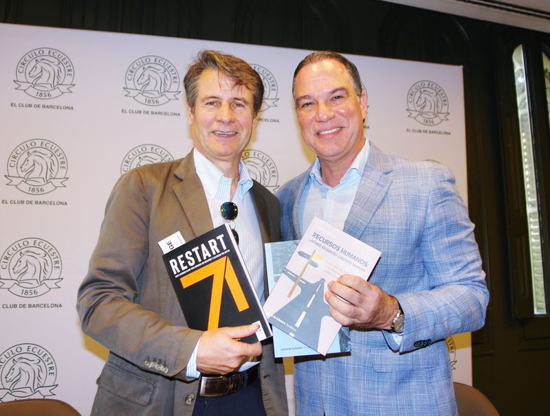 Ayer en Barcelona, <a href="/NeyDiaz/">Ney Diaz</a> y yo protagonizamos un amistoso “intercambio de prisioneros”: su nuevo libro #Restart por mi #RRHHdondeestamos
Con muchas ganas de sumergirme en su lectura. ¡Gracias, Ney!