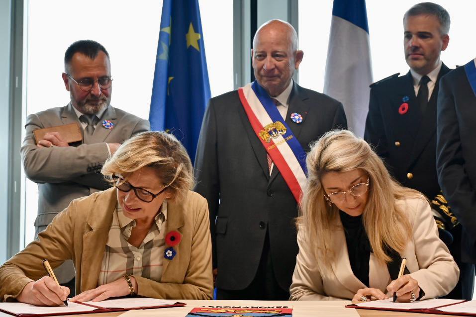 MIRALLESMP's tweet photo. Le tourisme de mémoire, c’est bien plus qu’un lieu à visiter : c’est une manière de transmettre, de rassembler, de faire Nation.

Avec @n_delattre, nous portons une ambition forte :
👉 faire du tourisme de mémoire un pilier de la transmission,
👉 un levier d’attractivité pour nos territoires,
👉 un lien vivant entre les générations.

Aujourd’hui, avec cette nouvelle convention, le partenariat entre @Armees_Gouv et @Economie_Gouv s’enracine encore davantage, au service d’une mémoire vivante, partagée, et ouverte à tous. Comme ici au Musée du Débarquement d’Arromanches !