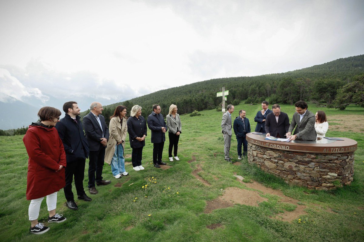 Hem signat un memoràndum d’entesa entre el <a href="/GovernAndorra/">Govern d'Andorra</a> i els comuns de <a href="/canillo_andorra/">Comú de Canillo</a> i <a href="/ordinoesviu/">ordinoesviu</a> per a la creació d’un nou parc natural que protegirà més del 25% del territori d’Andorra. Un espai de 73 km² amb una biodiversitat única i de gran valor paisatgístic.
1/2