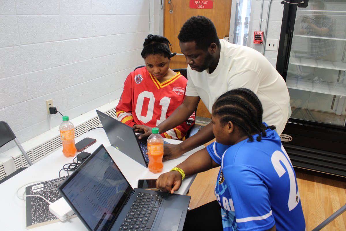 RefugeeDream's tweet image. RDC Youth Coordinator, Night Jean, works with members of The Refugee Youth Program to assist them in exploring colleges. When the advisors at Providence public schools are overwhelmed, Night Jean intervenes to make sure our youth have a solid plan for their future. #youth