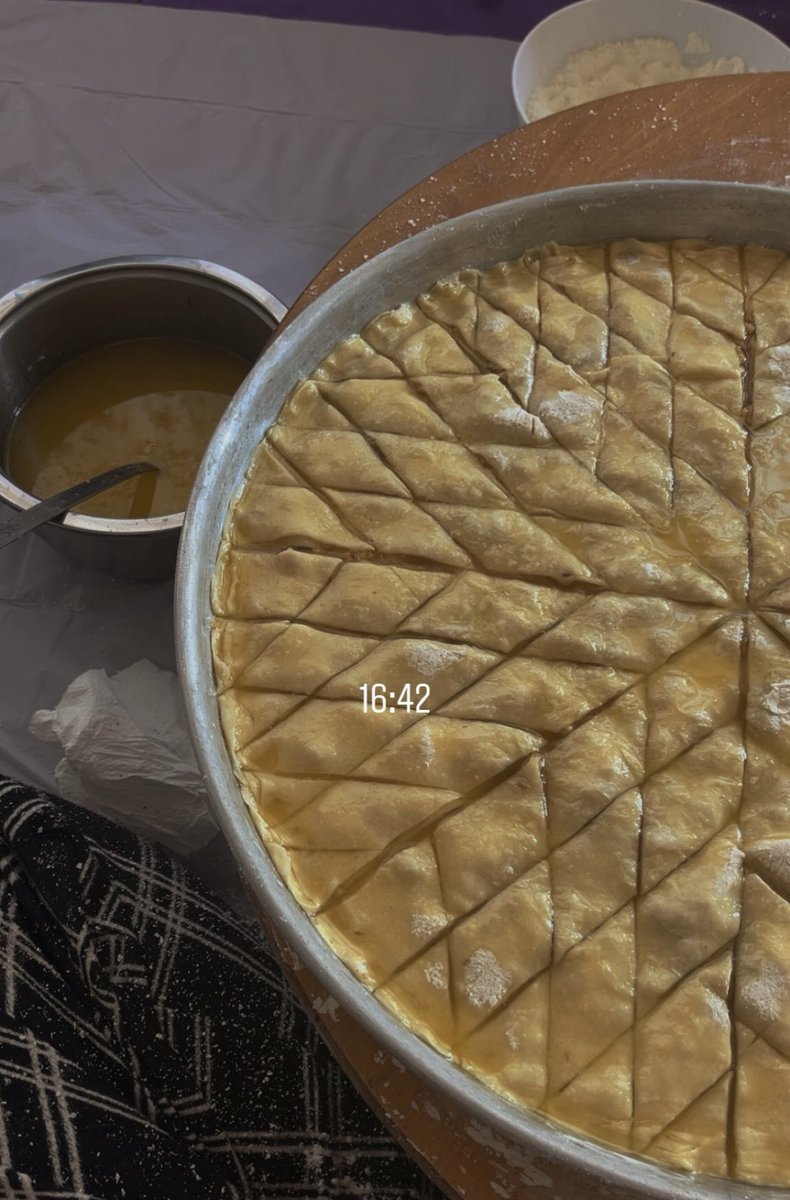 2107Yusuf's tweet photo. Manitanın elleriyle baklava açanı makbüldür 😂😂 https://t.co/gsxl6pkicC