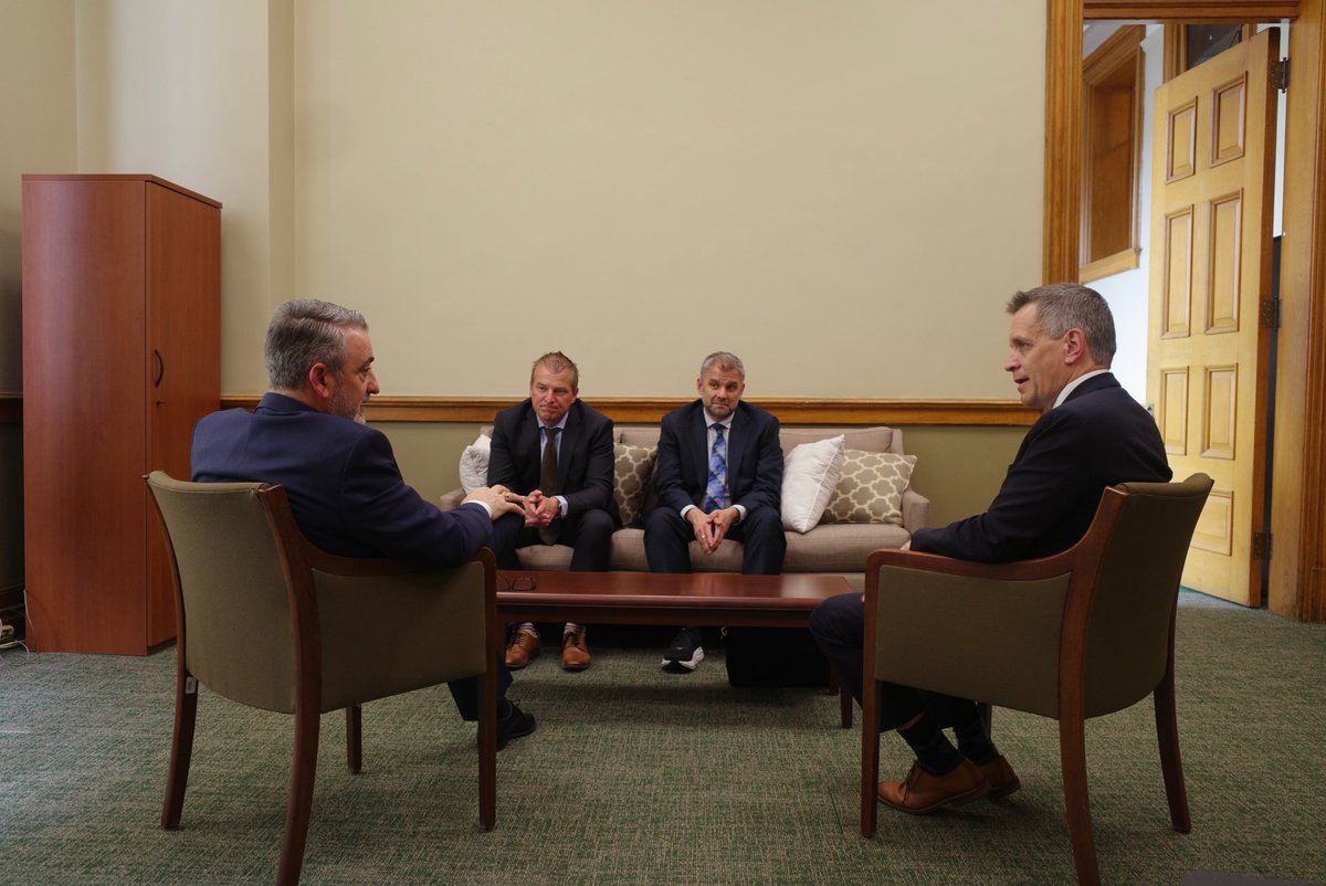 Paul Calandra (@paulcalandra) on Twitter photo It was great to catch up with Ottawa mayor <a href="/_MarkSutcliffe/">Mark Sutcliffe</a> to discuss how we can continue supporting students, parents, and teachers and ensure school boards are focused on providing maximum resources for our students in the classroom. It was great to catch up with Ottawa mayor <a href="/_MarkSutcliffe/">Mark Sutcliffe</a> to discuss how we can continue supporting students, parents, and teachers and ensure school boards are focused on providing maximum resources for our students in the classroom.