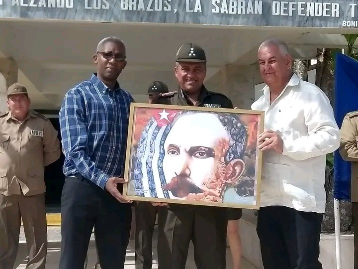 Con #HonorHolguinero reconoce el Buró Provincial PCC, el  Gobierno, la UJC y las organizaciones de masas en #Holguin  al Minint en ocasión de su 64 Aniversario. Felicidades