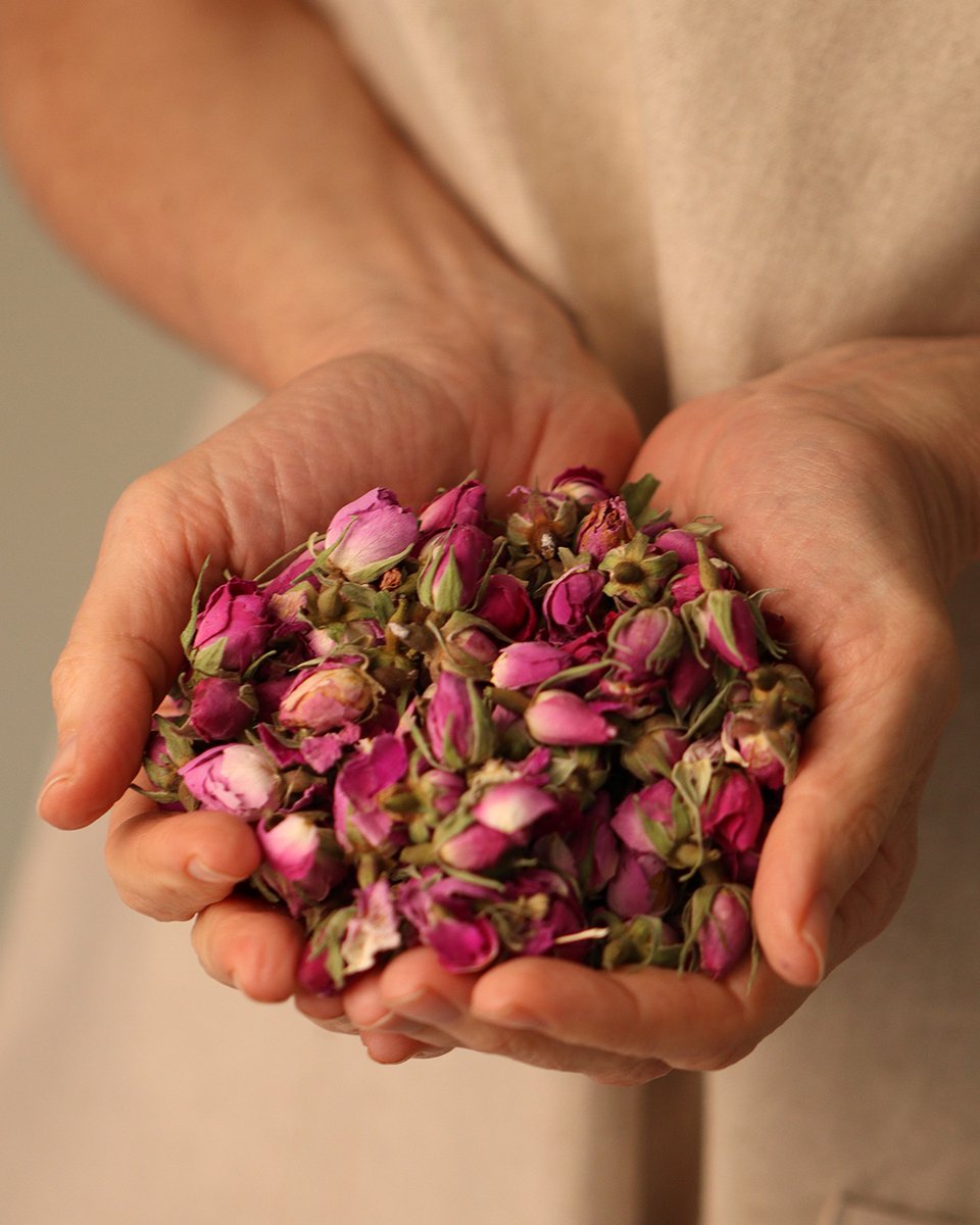 LEPUREcom's tweet image. Smooth fine lines and reduce wrinkles with the anti-aging power of Damask rose and revitalizing plant nutrients found in our Ambroisie Celestial serum.

lepure.com/shop/ambroisie…

#Antiaging #Organicskincare #Damaskrose