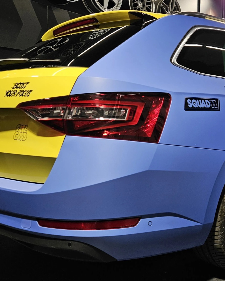 Ta voiture au design HOLY - 💥 - La numéro 10 est prête ! 🦜

Et c'est parti pour un tour ! Notre première Squadmobile autrichienne, Škoda au design ultra stylé du Toucan, est sur les routes ! 🇦🇹💨

On aimerait bien savoir quelle note vous lui donnez de 1 à 12 ? 🔥👇