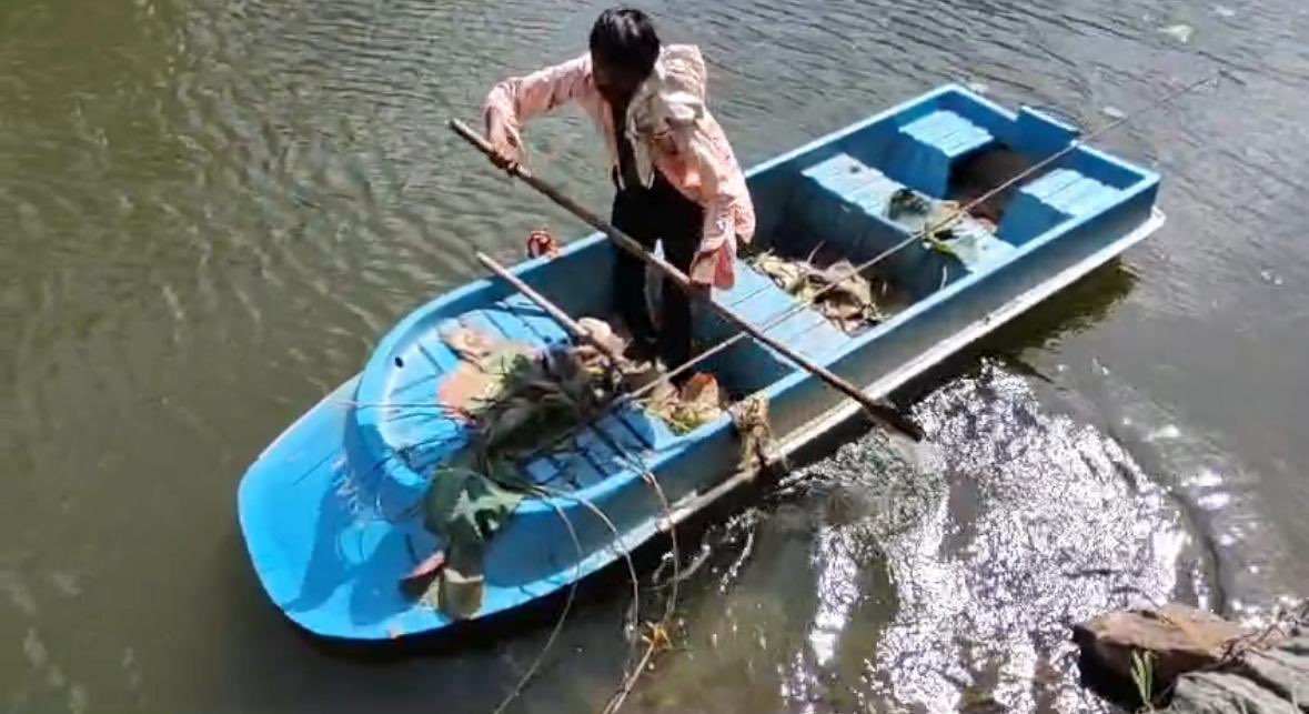 Rahu4747's tweet photo. They’re killing the soul of Kavesar Lake. 💔
TMC is uprooting naturally grown lotus — our National Flower in the name of beautification.
This is not development, it’s destruction.
Let the lotus live. Let nature stay wild.
 #NationalFlowerInDanger @TMCaTweetAway #SaveKavesarLake https://t.co/PdLyFFeRXP