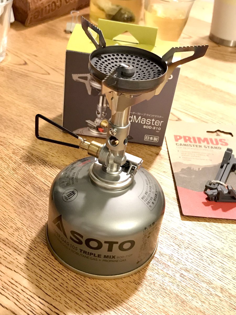 s_n_mame's tweet image. #SOTO のウィンドマスター、アップデート！⤴️
この前のキャンプでゴトクが小さくてフライパンが乗らない問題が発覚したので、オプションの4本ゴトクとプリムスのスタンドを追加♪
メーカーは違うけどまぁ規格品だから普通に使えて、小さなOD110缶でも安心して使えそうだ♪🔥🍳