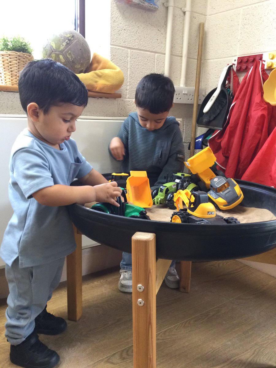 ECS_Keighley's tweet photo. Pre school have enjoyed reading the book “Spot Goes to the Farm”, by Eric Hill this week. They learnt names of different farm animals and guessed what sound each animal made! #stickylearning #SensoryFun #50TTDBradford https://t.co/fxU43jQtgv