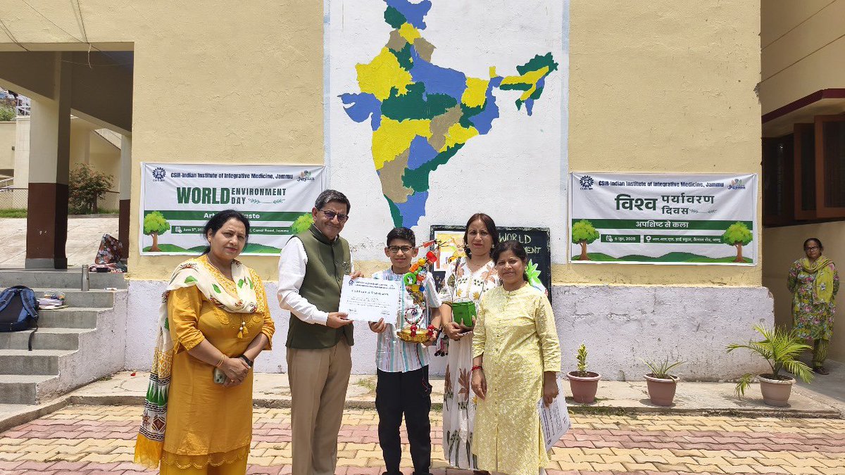 csiriiim's tweet image. #CSIRIIIM #Jammu celebrated #WorldEnvironmentDay at #RRLHighSchool with students crafting beautiful art from waste and joining in a tree plantation drive! 🌿♻️
Young Hands, Green Hearts - Crafting Change for the Planet.
#CSIRJigyasa #ArtFromWaste #GreenFuture #GreenInitiative…