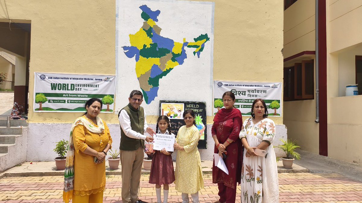 csiriiim's tweet image. #CSIRIIIM #Jammu celebrated #WorldEnvironmentDay at #RRLHighSchool with students crafting beautiful art from waste and joining in a tree plantation drive! 🌿♻️
Young Hands, Green Hearts - Crafting Change for the Planet.
#CSIRJigyasa #ArtFromWaste #GreenFuture #GreenInitiative…