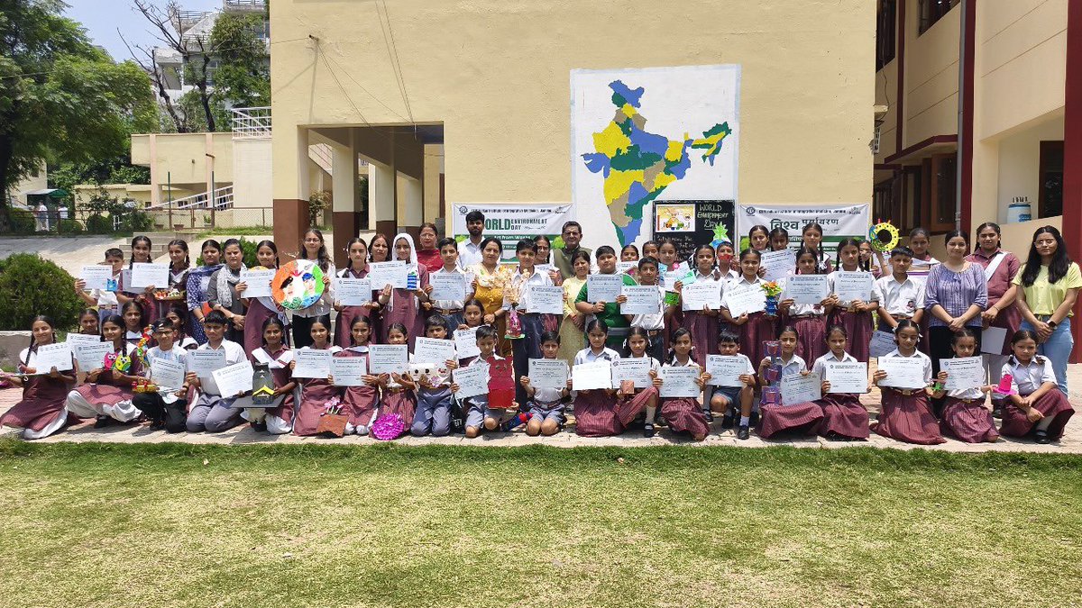csiriiim's tweet image. #CSIRIIIM #Jammu celebrated #WorldEnvironmentDay at #RRLHighSchool with students crafting beautiful art from waste and joining in a tree plantation drive! 🌿♻️
Young Hands, Green Hearts - Crafting Change for the Planet.
#CSIRJigyasa #ArtFromWaste #GreenFuture #GreenInitiative…