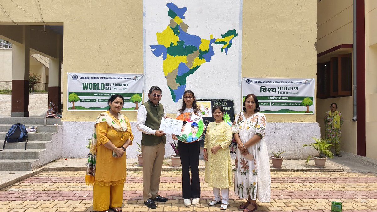 csiriiim's tweet image. #CSIRIIIM #Jammu celebrated #WorldEnvironmentDay at #RRLHighSchool with students crafting beautiful art from waste and joining in a tree plantation drive! 🌿♻️
Young Hands, Green Hearts - Crafting Change for the Planet.
#CSIRJigyasa #ArtFromWaste #GreenFuture #GreenInitiative…