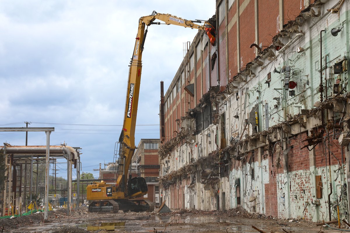 Tearing down the largest buildings at <a href="/y12nsc/">Y-12 NSC</a> requires massive equipment and highly trained operators. Learn more about two of those operators, who are the hands behind a 350,000-pound high reach excavator that can extend 180 feet. 
energy.gov/em/articles/sk…
