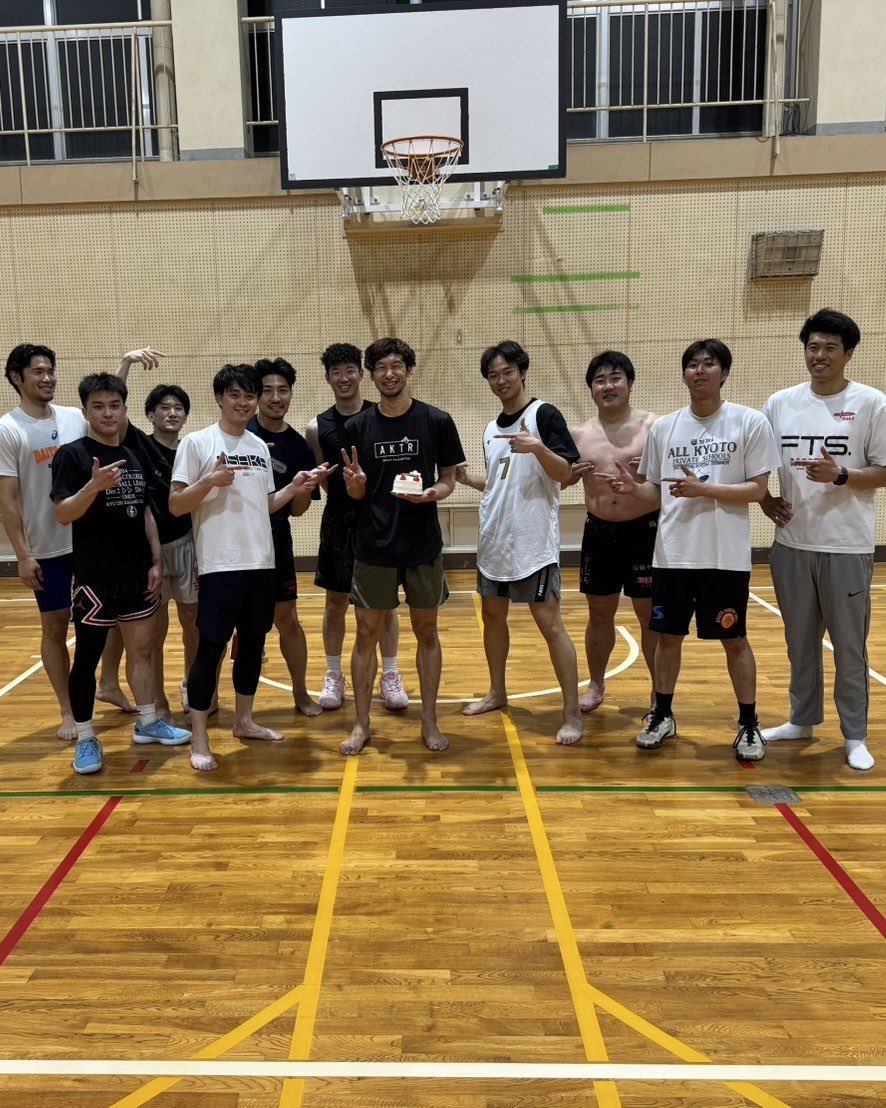 27_yuya's tweet photo. たくさんのお祝いありがとうございます🙂‍↕️
33歳も仕事とバスケを全力で頑張ります💪
今年は職場で顔面シュークリーム食らいました😂笑 https://t.co/hjsVmNe29x