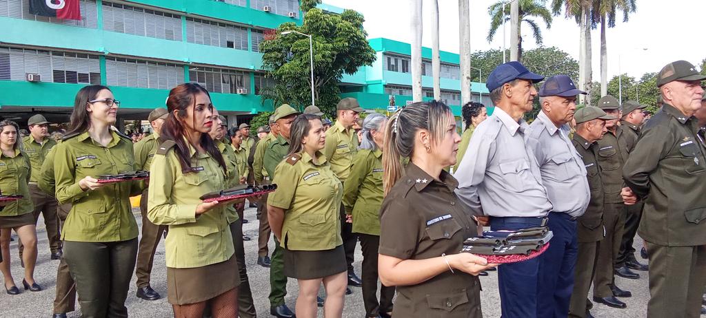 🎖️En #SanctiSpíritusEnMarcha celebramos el 64 aniversario del MININT  reconociendo la labor de quienes han dedicado su esfuerzo y compromiso a la seguridad y protección del pueblo.  
🚔🇨🇺
<a href="/DeivyPrezMartn1/">Deivy Pérez Martín</a> <a href="/DiazCanelB/">Miguel Díaz-Canel Bermúdez</a> <a href="/DrRobertoMOjeda/">Dr. Roberto Morales Ojeda</a> <a href="/PartidoPCC/">Partido Comunista de Cuba</a> <a href="/MMarreroCruz/">Manuel Marrero Cruz</a>