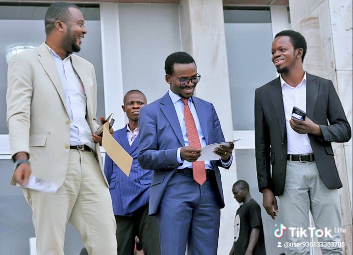 La profondeur appelle la profondeur HON, VINCENT LONOMBE l'élu de territoire de KATAKO KOMBE 
 qui est éloigné de la surface. En effet, il est facile d'observer ce qui se trouve au bord de l'eau mais difficile d'apercevoir ce qui se situe dans la profondeur, car ce qui est profon