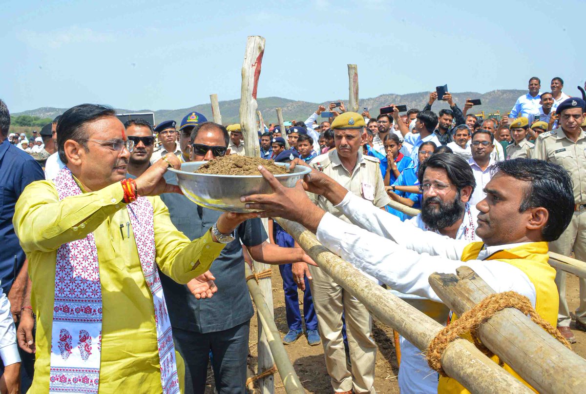 #Jaipur Chief Minister Shri <a href="/BhajanlalBjp/">Bhajanlal Sharma</a> launched the "Vande Ganga Jal Sanrakshan-Jan Abhiyan" today in Jaipur, marking World Environment Day and Ganga Dussehra. He stressed the vital need for water conservation and environmental protection, urging broad public participation.