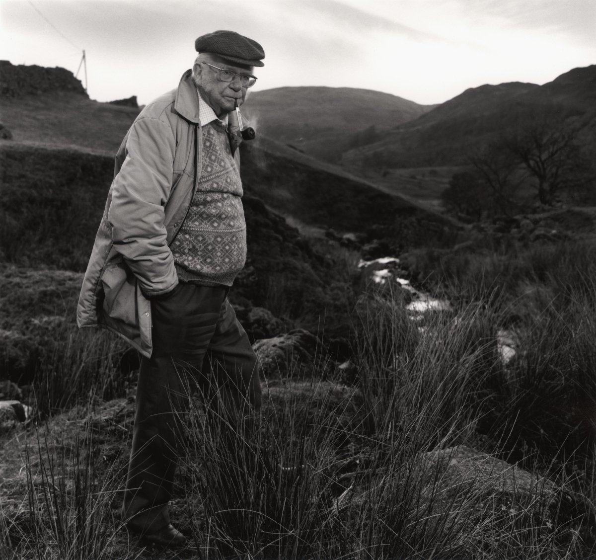 Portrait of a fellow fell walker in the picturesque landscapes where he lived ⛰️

For this week’s theme: Landscapes #OnlineArtExchange <a href="/artukdotorg/">Art UK</a> for Alfred Wainwright exhibition <a href="/ArmittMuseum/">The Armitt: Museum, Gallery, Library</a> 
 
📷 Alfred Wainwright, Nicholas A. Read, 1980s © NPG, London