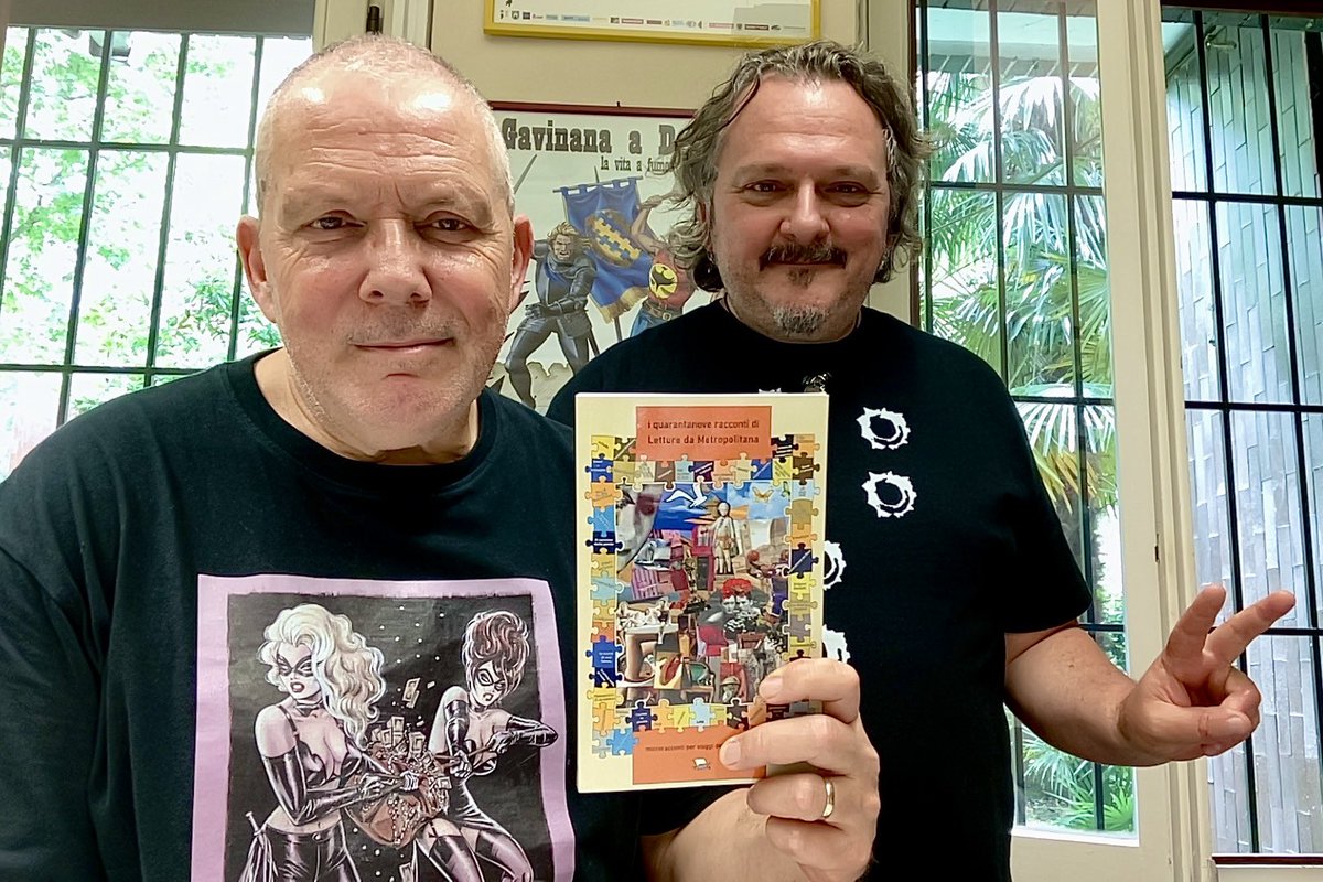 il Re di Darkwood, <a href="/Morenozagor/">Moreno Burattini</a> con una copia del libro…
AYAAAK !!