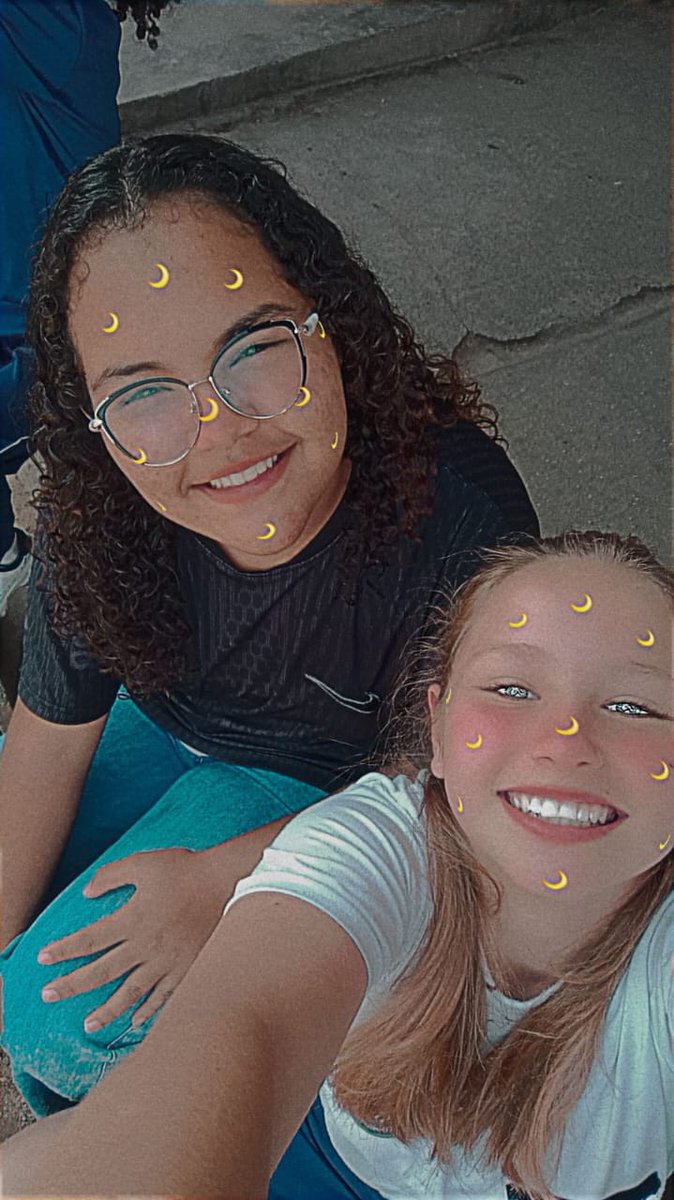 Na busca pelos nossos sonhos, muitas vezes deixamos pedaços de nós pelo caminho. Pessoas queridas, sorrisos compartilhados, conversas que antes eram rotina  ficam para trás.
 Crescer exige escolhas e toda escolha pede um pouco de renúncia. 

Dói. E em certos dias, a saudade pesa