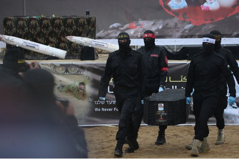 OrienteMedioEs's tweet photo. #ULTIMAHORA |📢 El ejército israelí afirma haber recuperado los cuerpos de dos rehenes en el centro de Jan Yunis.
Fueron asesinados el 7 de octubre y retenidos por las "Brigadas de los Muyahidines".
#Gaza #Israel #Palestina #Conflicto #ÚltimaHora https://t.co/IWjpFf54S0