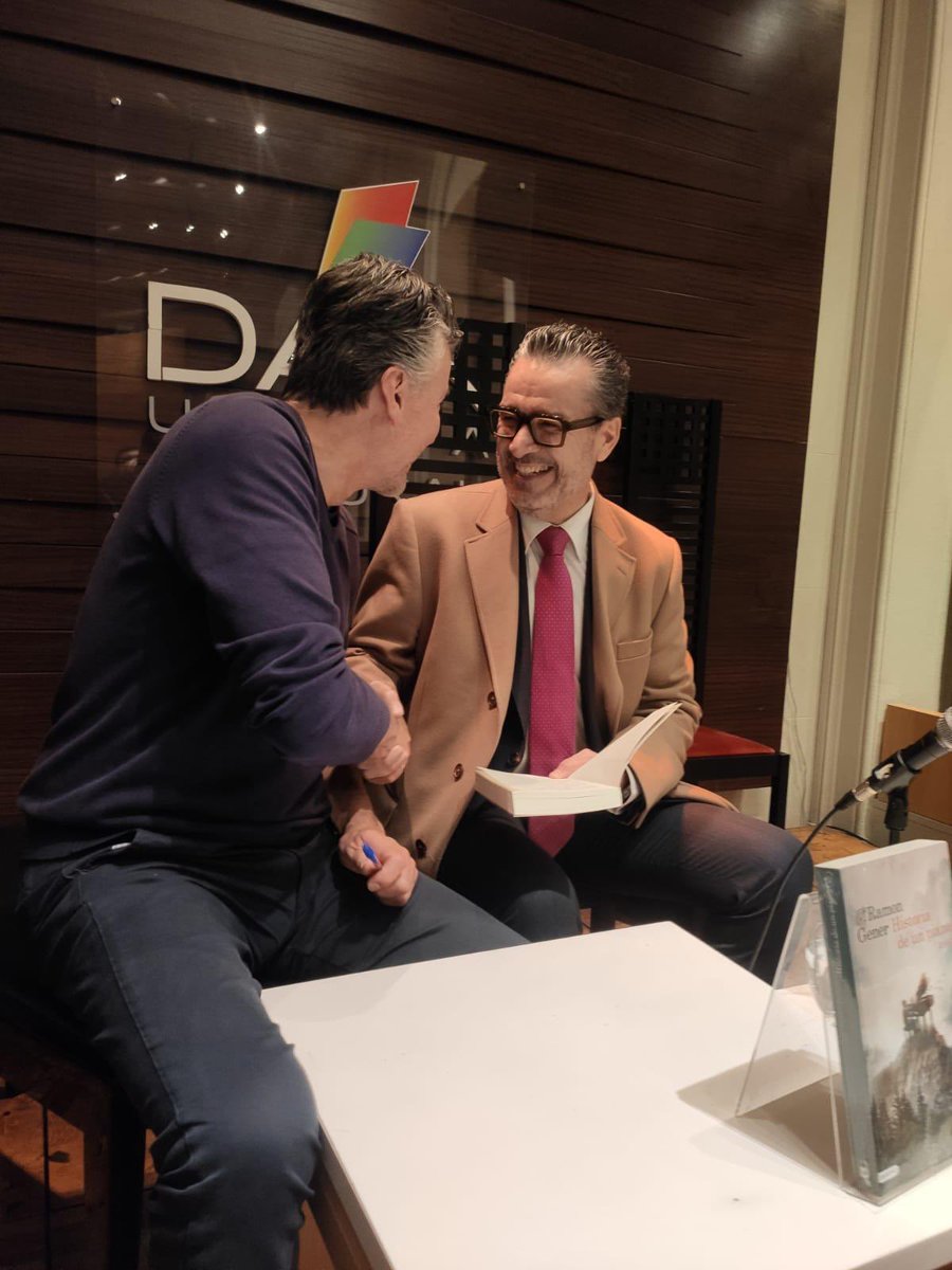 🎶 La literatura catalana ha brillado en Buenos Aires con <a href="/ramongener/">Ramon Gener</a> y su novela ‘Historia de un piano’, Premio Ramon Llull 2024. Arte, memoria y emoción en una historia que ya viaja en 10 idiomas.
📍Con <a href="/josepvivesp/">Josep Vives</a> en <a href="/DainDuc/">Dain Usina Cultural</a>