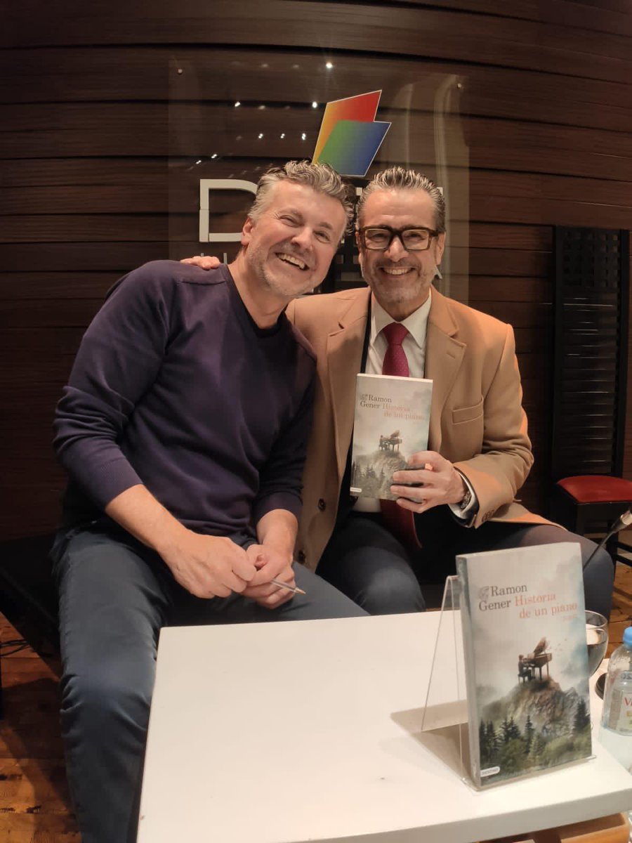 Catalunya_ARG's tweet photo. 🎶 La literatura catalana ha brillado en Buenos Aires con @ramongener y su novela ‘Historia de un piano’, Premio Ramon Llull 2024. Arte, memoria y emoción en una historia que ya viaja en 10 idiomas.
📍Con @josepvivesp en @DainDuc https://t.co/aKT053yMZx